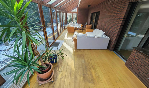 No buyer's commission: A spacious property with an attached apartment and a double garage.