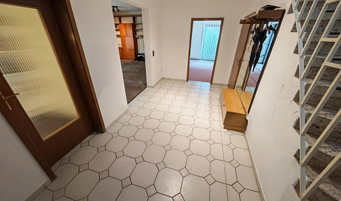 No buyer's commission: A spacious property with an attached apartment and a double garage.