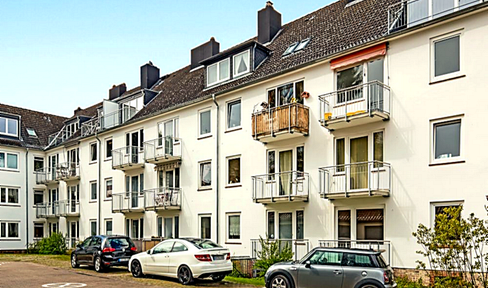 Attic apartment, 2 rooms (52 m²) with balcony, plus an additional attic space (17 m²) – Hamburg, 22527.