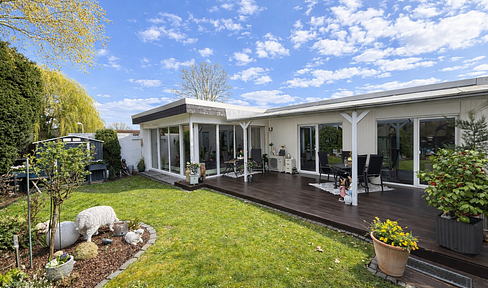 Modernized single-family house/bungalow with over 288 square meters, basement living space, and parking spaces.