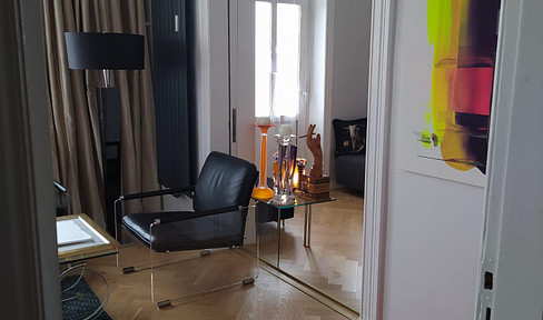 Luxury apartment in a historic building, located in a prime area, and available without any agency fees.