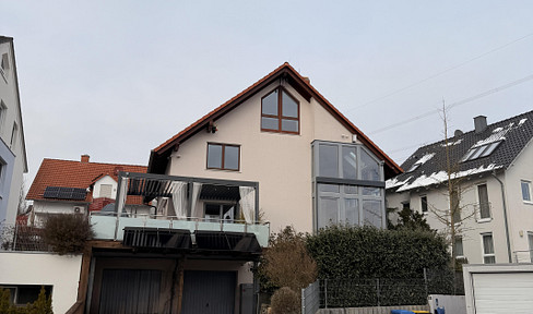 Detached house with 8 rooms and a garage, located in Idstein.