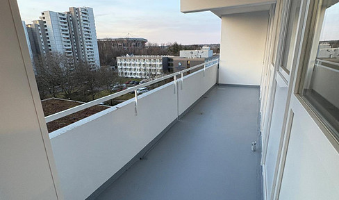 Newly renovated 3-room apartment with balcony and parking space – Betzenberg.