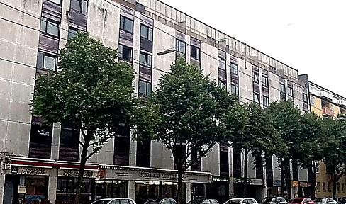 Schwabing-West: 1-Zimmer-Apartment (34 m²) im 6. OG mit Ostbalkon & Einbauküche