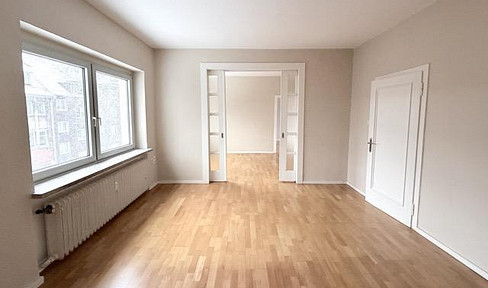 Helle Altbau-Wohnung mit Balkon zum grünen Innenhof, nur 2 Parteien im Haus