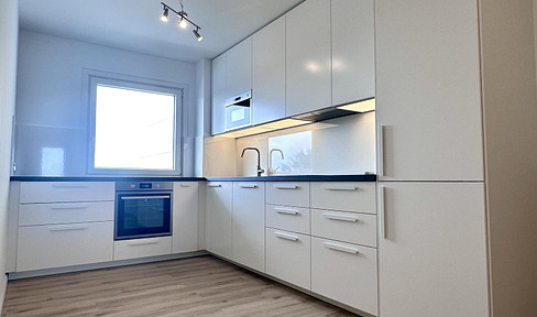 Helle 3 Zi. Wohnung in Pinneberg, Erstbezug nach Sanierung mit Stellplätze