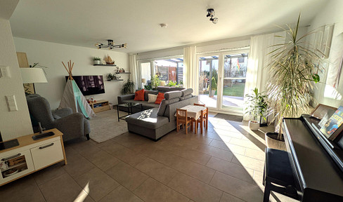 Completely renovated, family-friendly terraced house with a lovely garden, located in a quiet, natural setting in Plochingen.