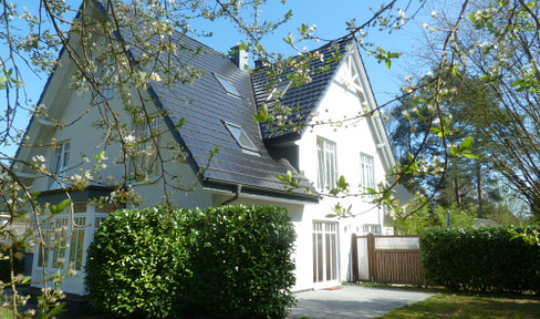Exclusive 5-room, low-energy detached house – located in the western part of Hamburg.