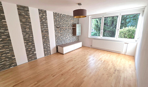 Bright 3-room apartment with fitted kitchen, located in a quiet area with a green view, near Landwiedstraße, and includes a parking space.