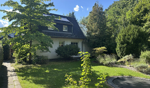 Detached house with a three-sided courtyard and a separate guest house.