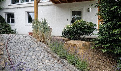 Charming ground-floor apartment in a quiet location with a lovely view.