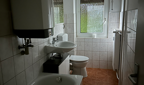 Quiet, well-maintained 2-room apartment with a balcony.