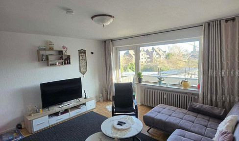 2-room apartment, 1st floor, with shower bathroom, fitted kitchen, and balcony.