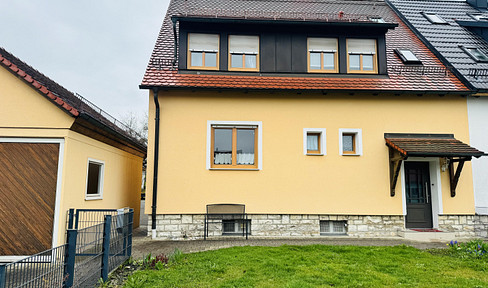 Semi-detached house in a beautiful location, with no service charges.