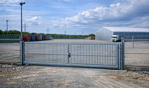 Commercial property in a very good location, suitable for use as storage and warehousing space.