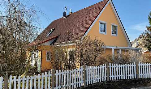 Live like you're on vacation: Detached house with a swimming pond, dream garden, and covered terrace.