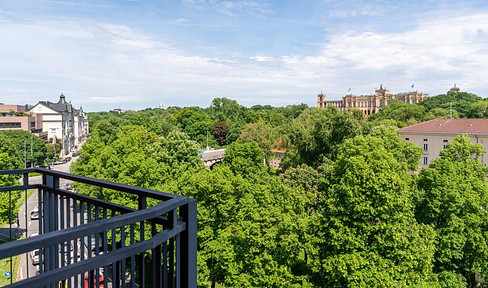 Living with a view of the Maximilianeum! Renovated 2.5-room apartment with two balconies – available immediately!