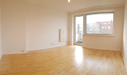Bright 2-room apartment with balcony in Hamburg-Billstedt - available immediately, no commission fees.