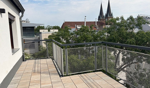 Ruhige 2,5 Zi-Dachwohnung mit 18m² Südterrasse & Tiefgarage - saniertes Haus PROVISIONSFREI