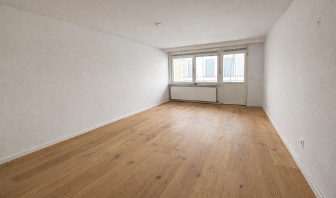 Centrally located, renovated 3-room apartment – ideal for a group of 3 students – first occupancy after renovation.