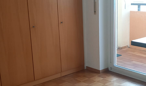 3-room apartment: Close to the subway, shops, and elementary school; 80 square meters, beautiful, quiet, and bright, with 2 balconies.