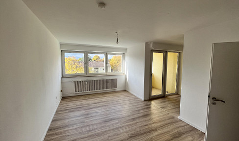 Beautiful 1.5-room apartment with a balcony, new kitchen, and new bathroom with a window.