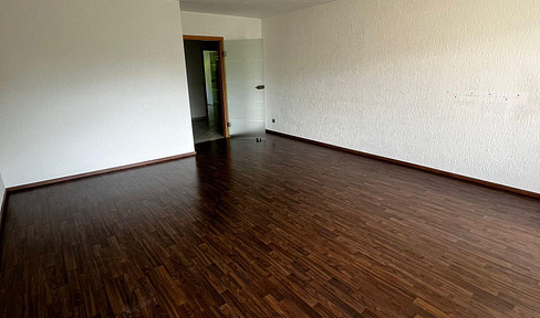 Tastefully renovated 3.5-room apartment in Holthausen, featuring a well-equipped living area, balcony, and fitted kitchen.
