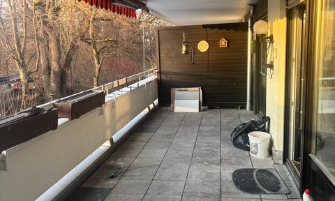 Large, bright 3-room apartment with a very spacious balcony and fitted kitchen, available for the first time after partial renovation in Munich-Solln!
