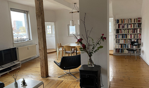 Excellent location near the Main River – Historic building apartment with stunning views and elevator.