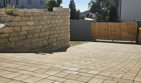 Neuwertige DHH mit Garage