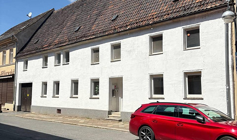 Investment opportunity in the heart of Zörbig – Multi-family house with 4 units and potential for appreciation.