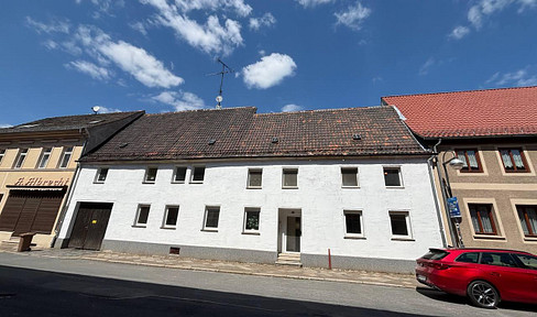 Investment opportunity in the heart of Zörbig – Multi-family house with 4 units and potential for appreciation.