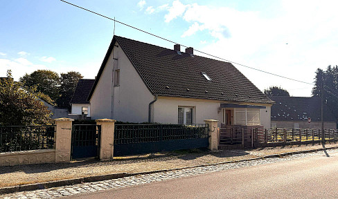 Family home with a courtyard feel and a separate living area – offering space that truly works in everyday life.