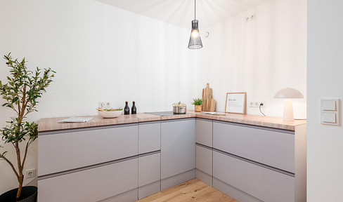 Modern, bright, and move-in ready – 2-room apartment completely renovated to a high standard.