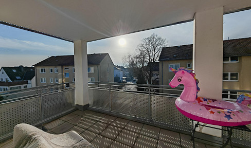 Modern 3-room apartment with parquet flooring, fitted kitchen, and a parking space with charging station in Maintal-Bischofsheim.