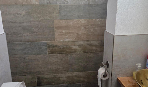 Stilvolle 4,5-Zimmer-EG-Wohnung mit gehobener Innenausstattung mit Balkon und EBK in Backnang