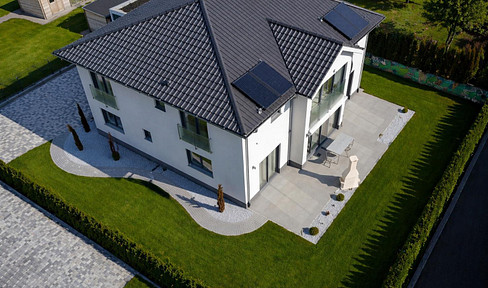 Detached house, KfW-70 standard (energy-efficient), solar thermal system, double garage, no basement, commission-free.