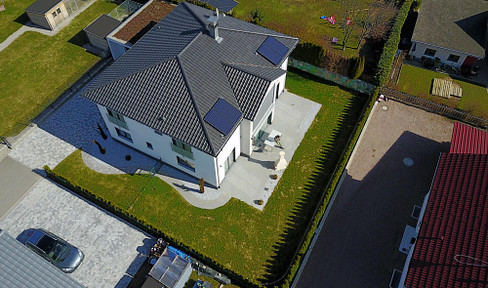 Detached house, KfW-70 standard (energy-efficient), solar thermal system, double garage, no basement, commission-free.