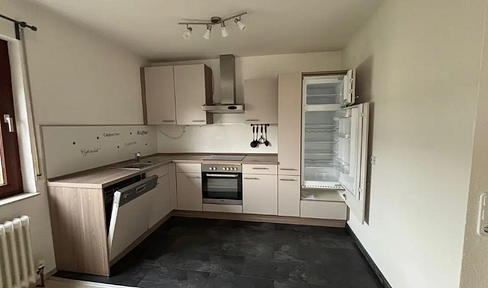 Located in a pleasant and quiet residential area – well-maintained 2-room apartment with 51 square meters of living space – featuring an eat-in kitchen, balcony, and more.