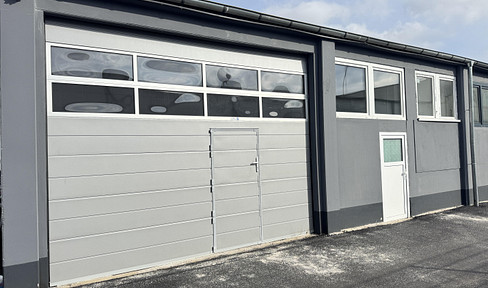 A bright, versatile hall with 55 square meters, located at Mathias-Brüggen-Straße 5, 50827 Cologne.