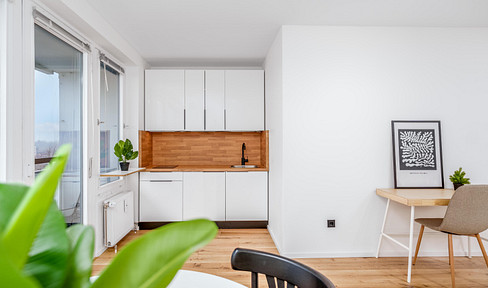 5% worry-free investment or self-occupancy: Newly renovated and furnished.