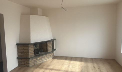 Erstbezug nach Kernsanierung: 3,5-Zi-Wohnung mit Weitblick & Kamin