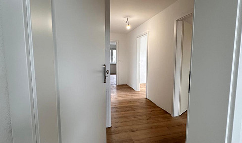 Erstbezug in Markgröningen-Unterriexingen: Moderne 3-Zi.-DG-Wohnung (80 m²) mit EBK + FBH