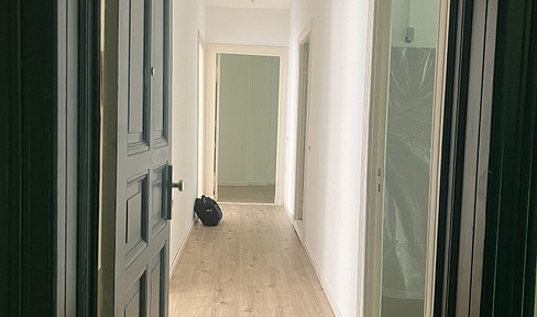 WG-geeignete gut geschnittene 2-Zimmer-Wohnung (möbliert)
