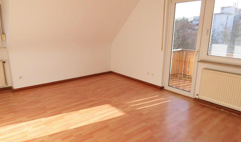 Schöne 3 Zimmer Wohnung mit Küche und Balkon und Aussicht