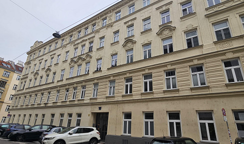 Attractive apartment in a renovated building, located in a quiet courtyard, with a fixed rental price.