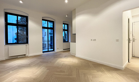 City apartment in a prime location | Equipped kitchen | Balcony | Completely renovated Berlin building | Located in a quiet courtyard building.
