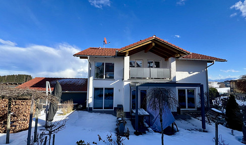 Modernes Einfamilienhaus mit Bergblick, Doppelgarage und Sauna
