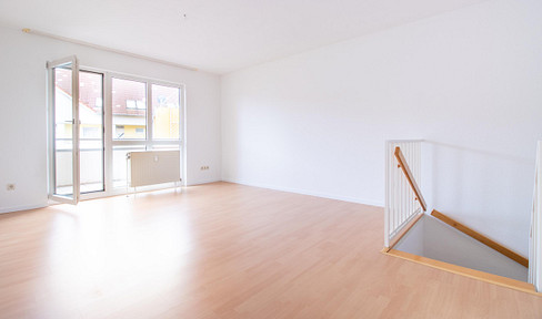 Charming 2-room maisonette apartment – available immediately, including a parking space, and no agency fees.