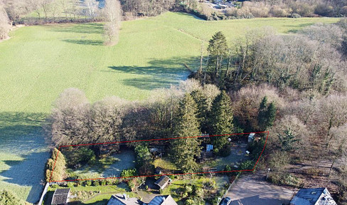 Spacious building plot located near a protected natural area. Potential for exclusive residential development.